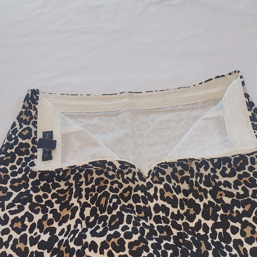J. Crew Leopard Print Mini Skirt — Black, White & Tan.Bild leopard Print .